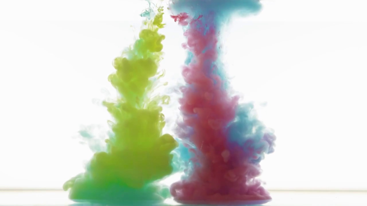 彩色丙烯颜料水下流动视频素材
