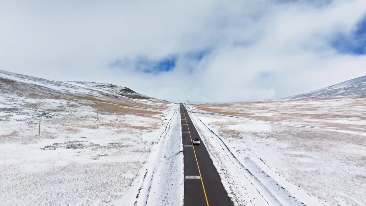 航拍阿里216国道羌塘无人区雪后公路风光视频下载