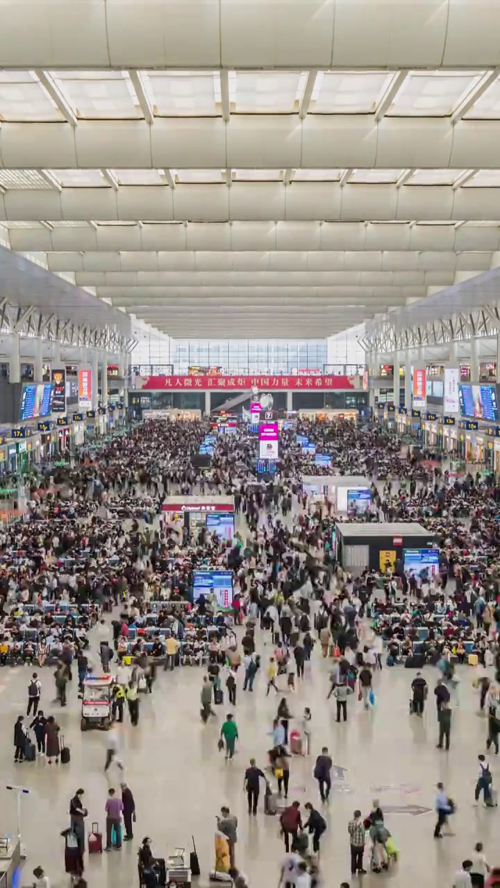 京沪高铁上海虹桥站候车室流动的人群4K竖屏延时视频下载