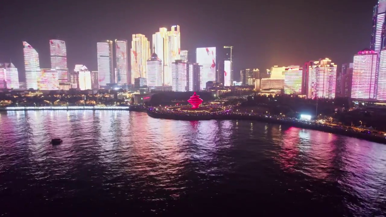 中国山东青岛五四广场城市夜景灯光秀航拍视频素材