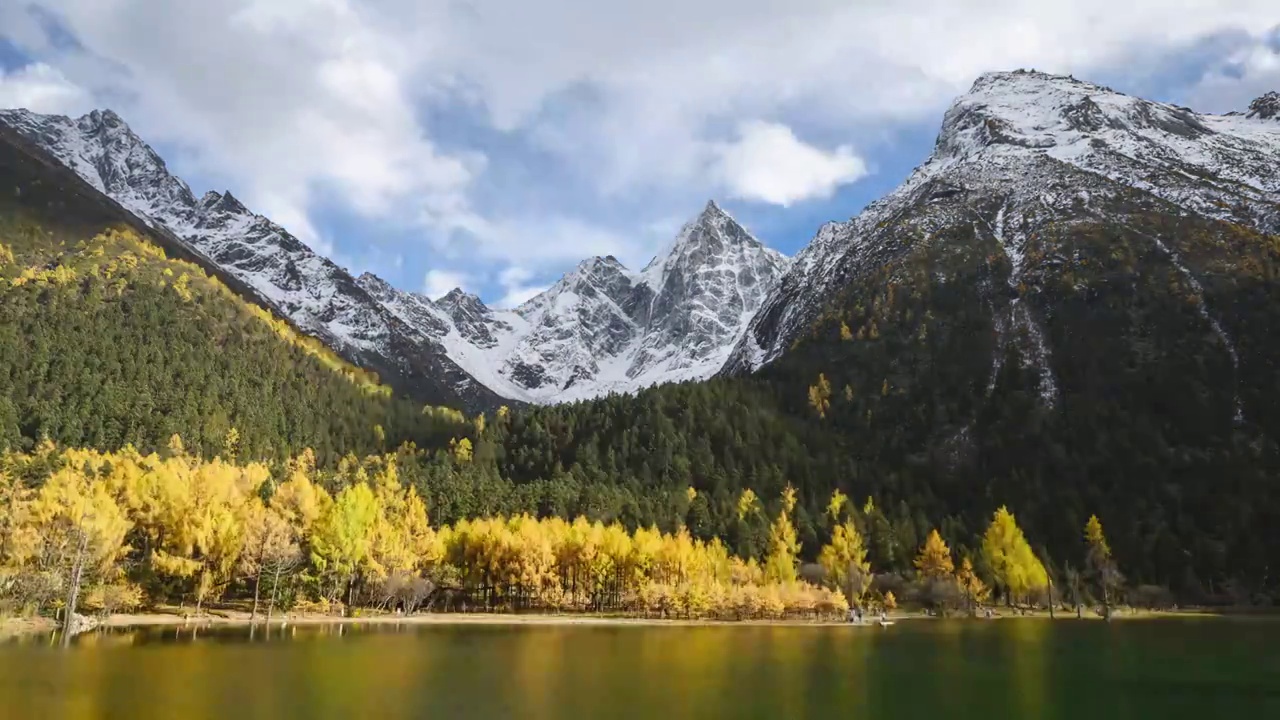 秋季毕棚沟雪山下的湖泊和森林延时摄影视频下载