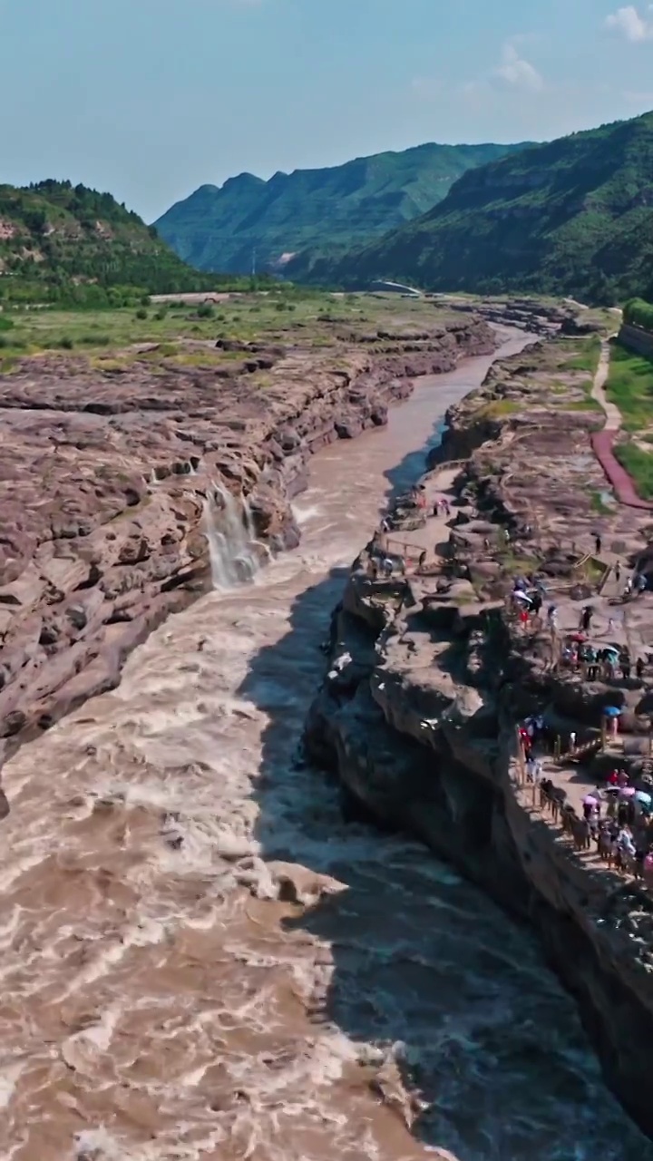 黄河壶口瀑布，陕西与山西交界的河流，黄河上湍急的河水视频下载