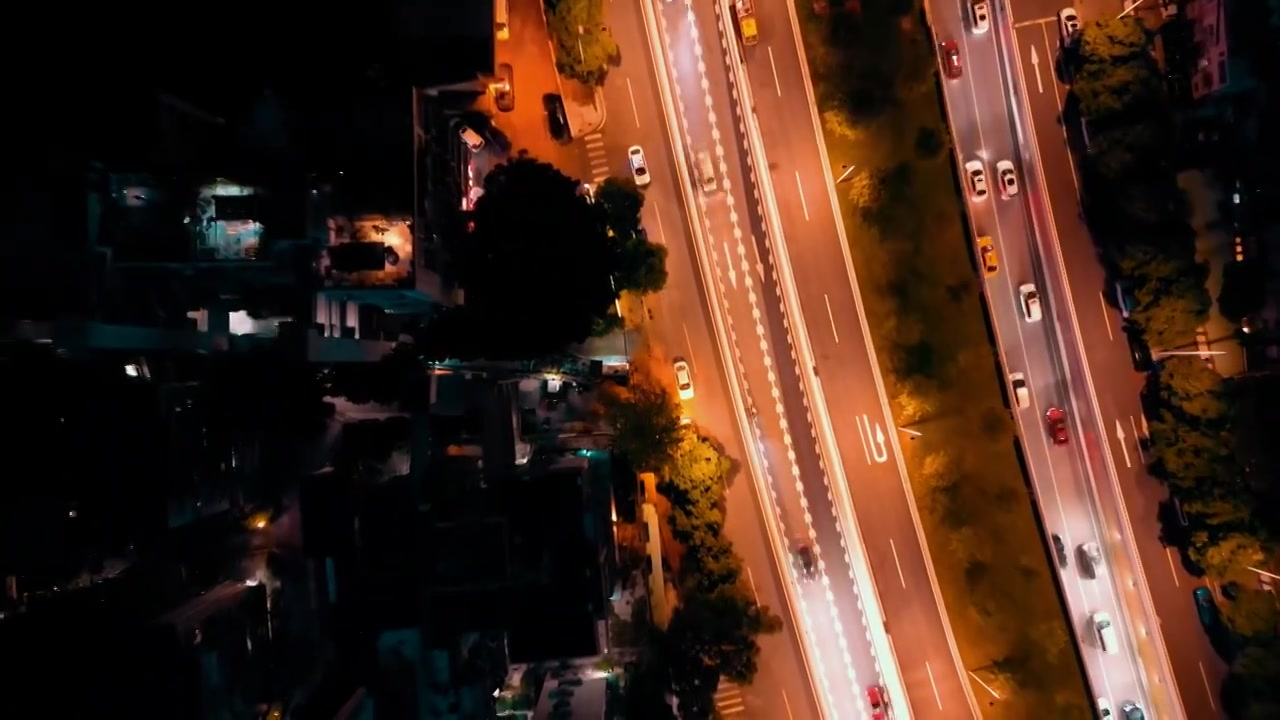航拍城市立交桥道路匝道弯曲绵延宛如同巨龙在城市中盘旋车辆在这条光带上快速地穿梭为城市增添一份独特魅力视频素材