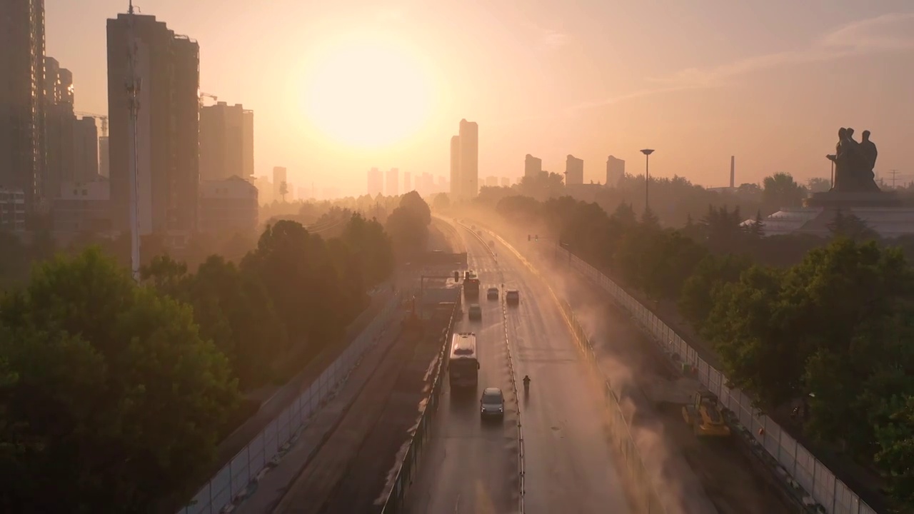 清晨的金色阳光下的城市视频下载