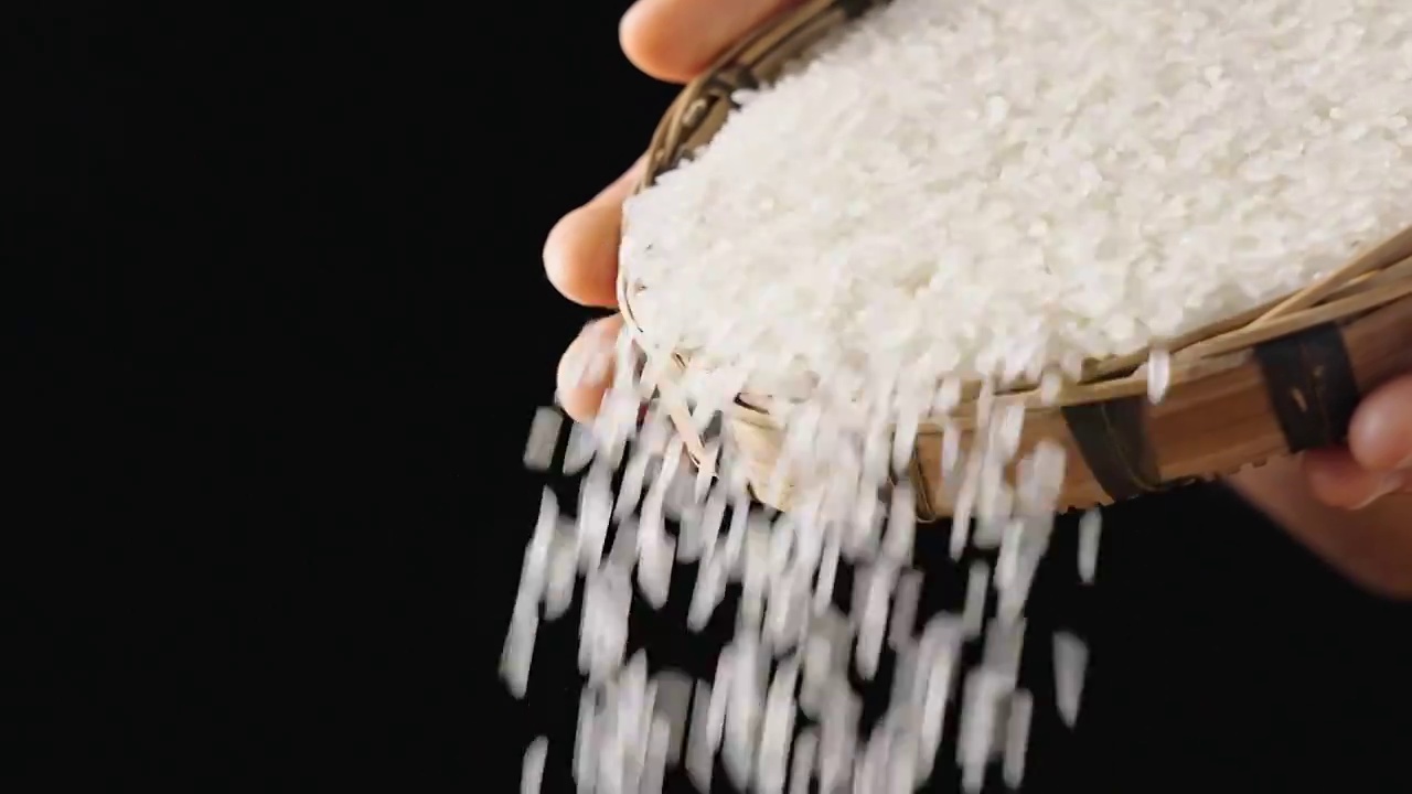 缓慢撒下的大米，粮食丰收视频下载