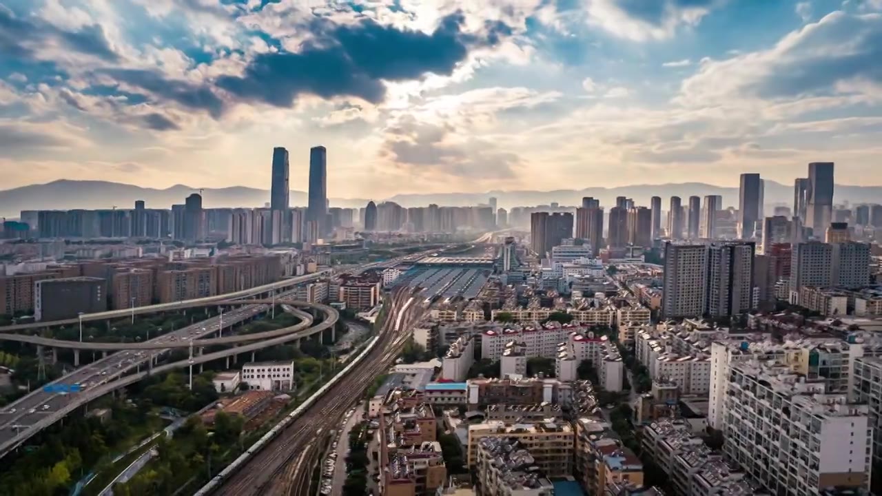 云南昆明站火车站航拍高铁与城市风景双子塔视频下载