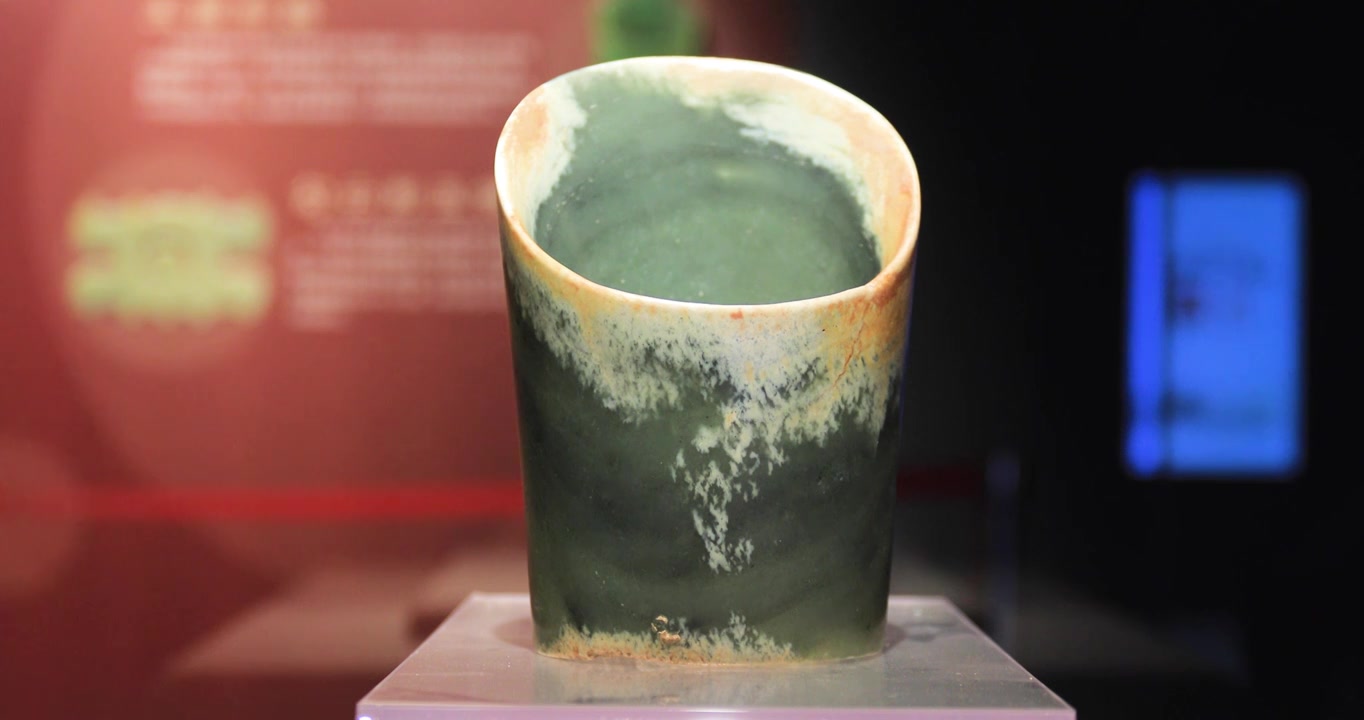 4K拍摄内蒙古赤峰市红山文化博物馆玉箍形器距今6500-6000年视频下载