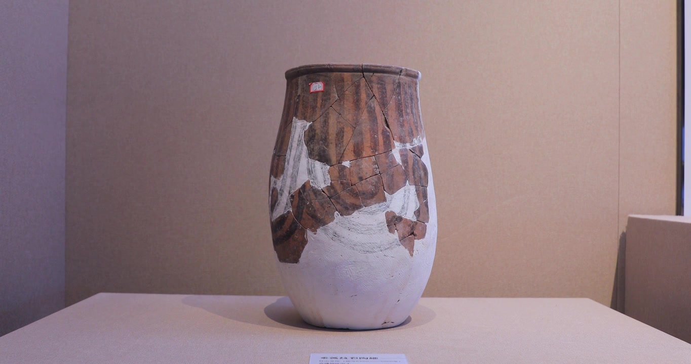 4K拍摄内蒙古赤峰市红山文化博物馆垂弧纹彩陶罐红山文化距今6500-5000视频下载