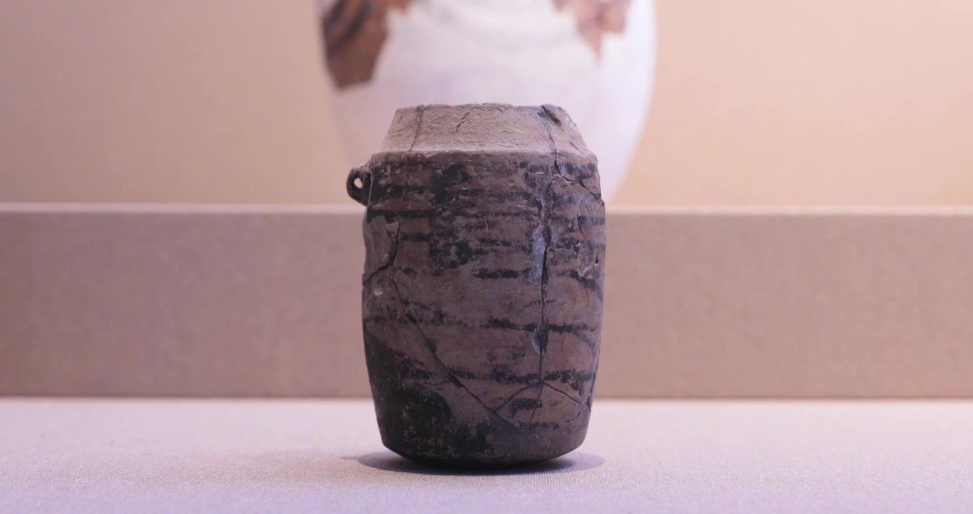 4K拍摄内蒙古赤峰市红山文化博物馆敛口筒形彩陶罐红山文化距今6500-5000年视频下载