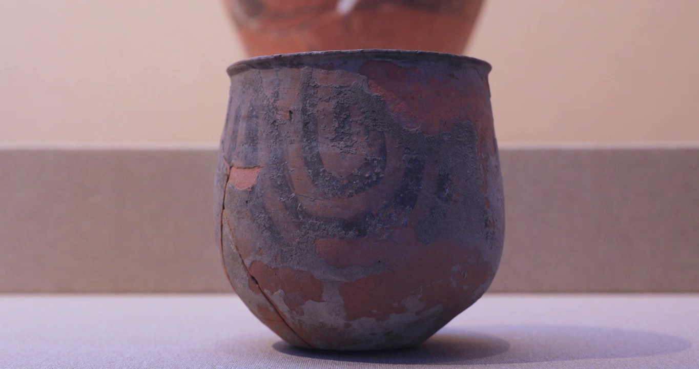4K拍摄内蒙古赤峰市红山文化博物馆垂弧纹彩陶罐红山文化距今6500-5000年赤峰地区出土视频素材