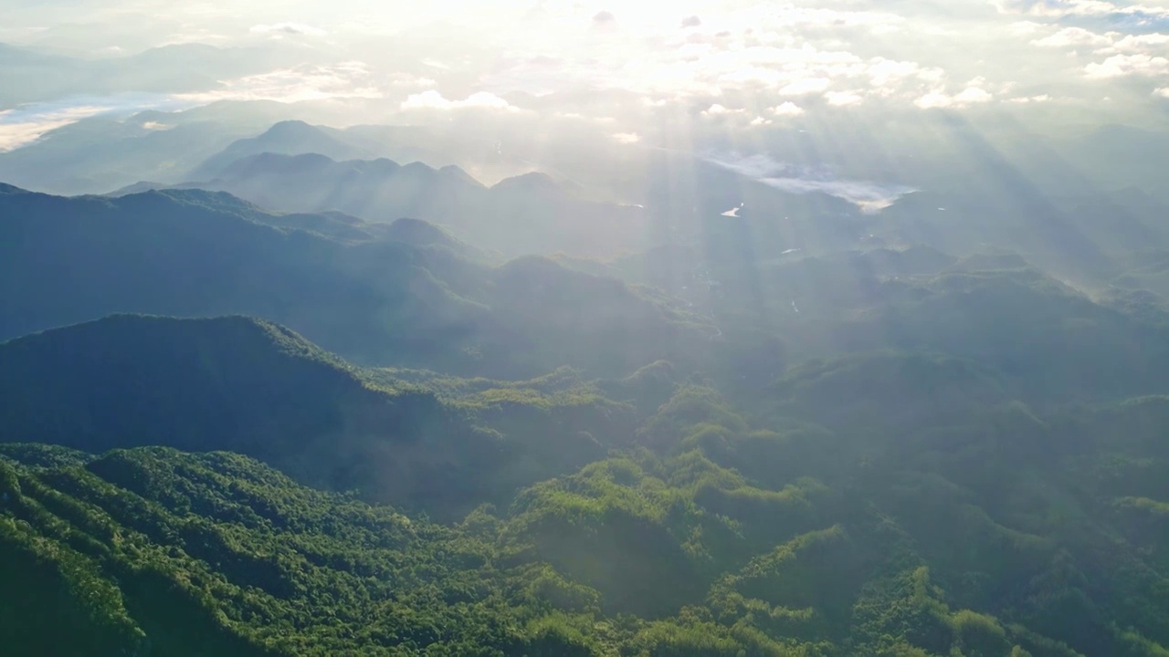 海南五指山热带雨林国家森林公园日出云海朝霞耶稣光延时视频素材