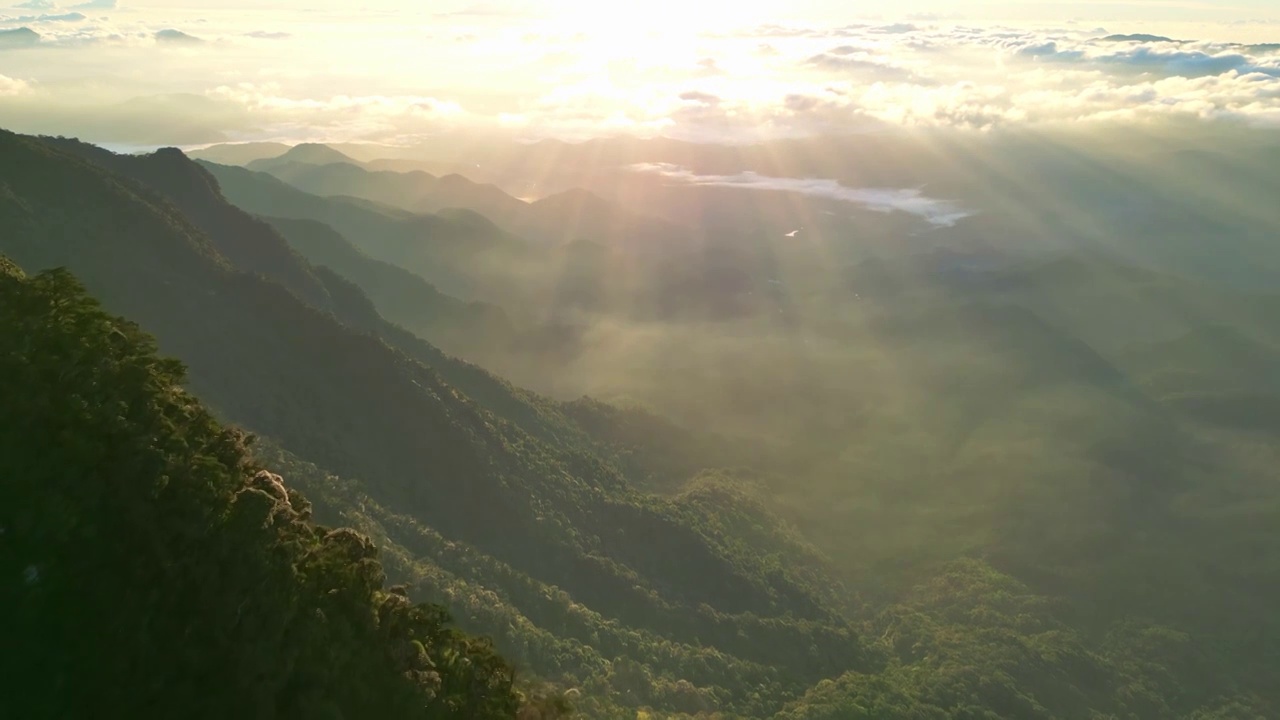 海南五指山热带雨林国家森林公园山脉群山日出云海朝霞耶稣光视频素材