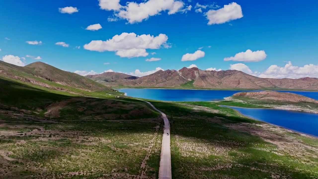 航拍西藏羊湖沿湖公路白昼风光视频下载