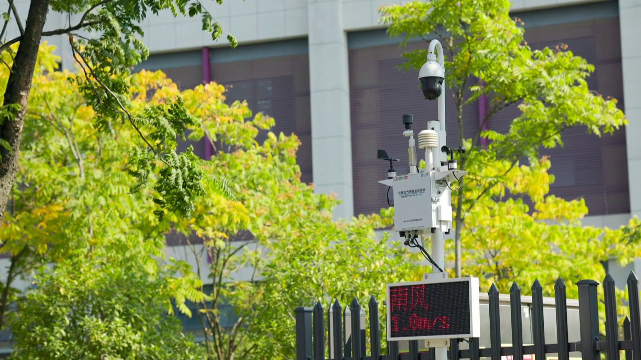 城市中运作的环境空气质量检测监控设备视频下载