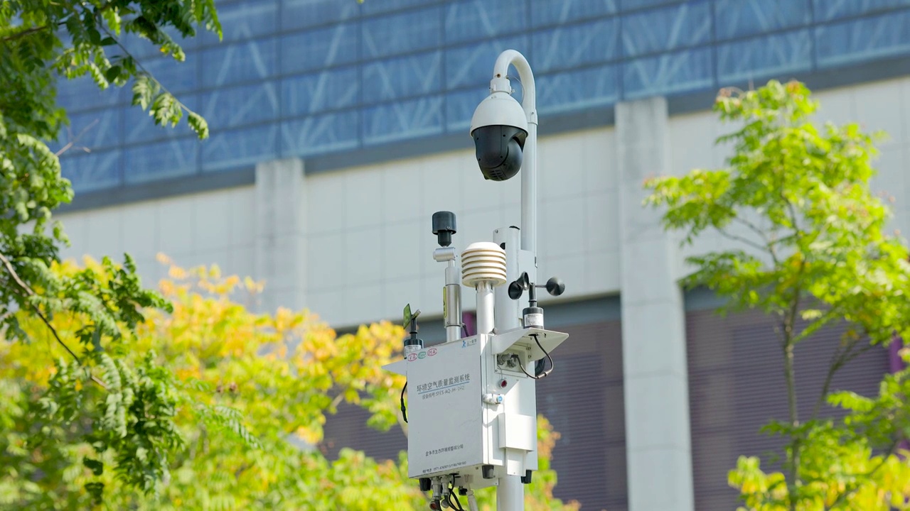 城市中运作的环境空气质量检测监控设备视频下载