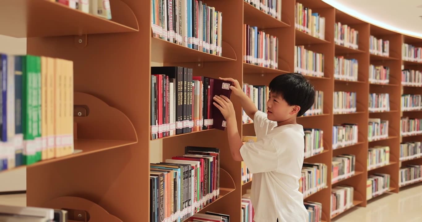 中国小男孩在图书馆看书阅读视频下载