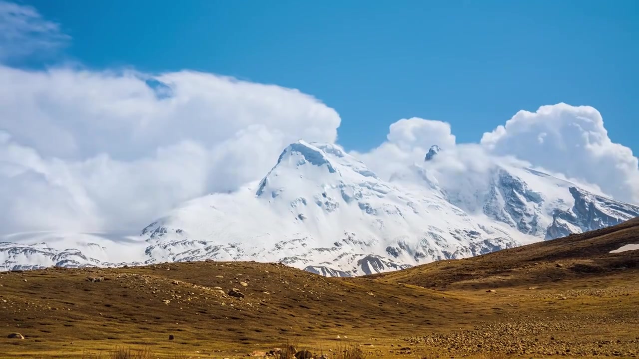 西藏冲巴雍措湖雪山光影延时视频素材