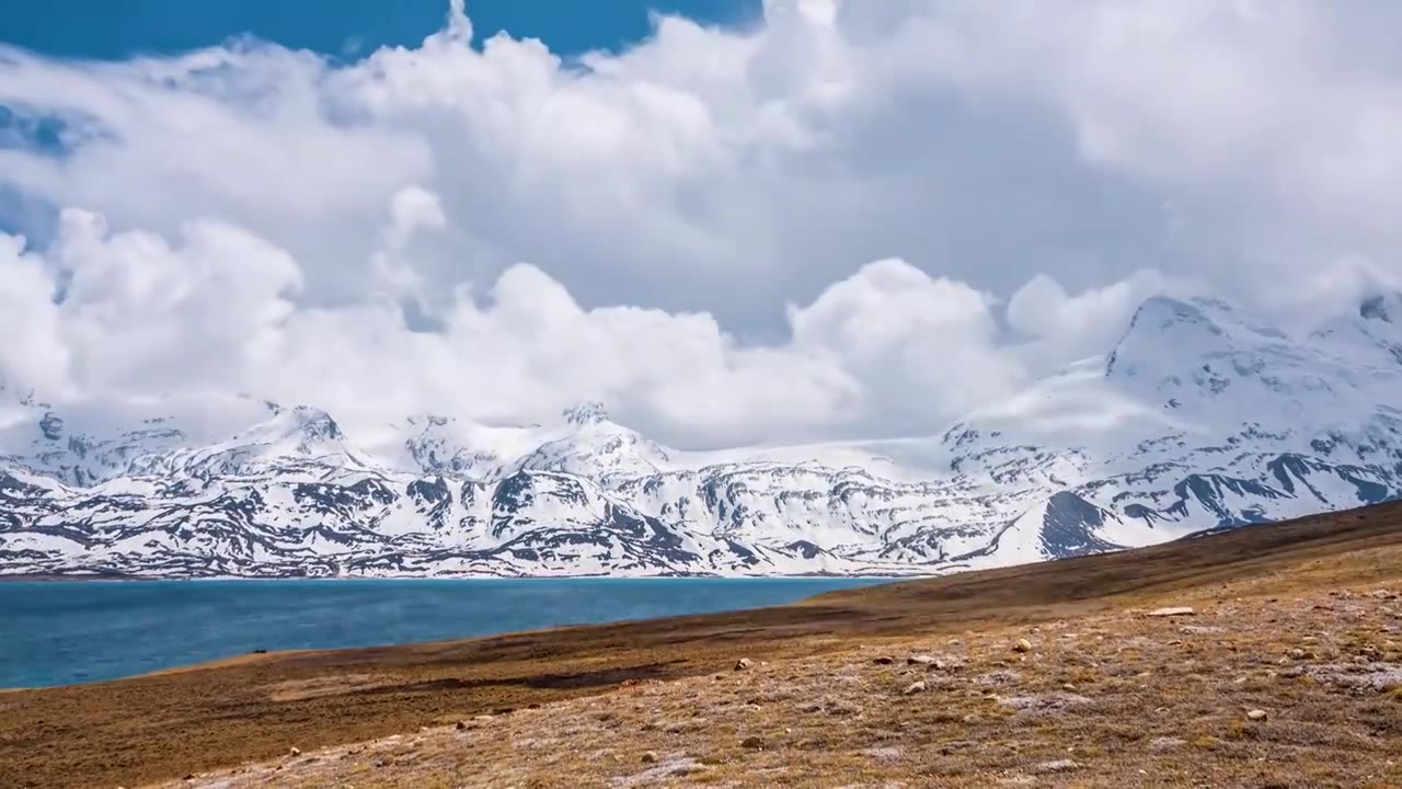 西藏冲巴雍措湖雪山光影延时视频素材