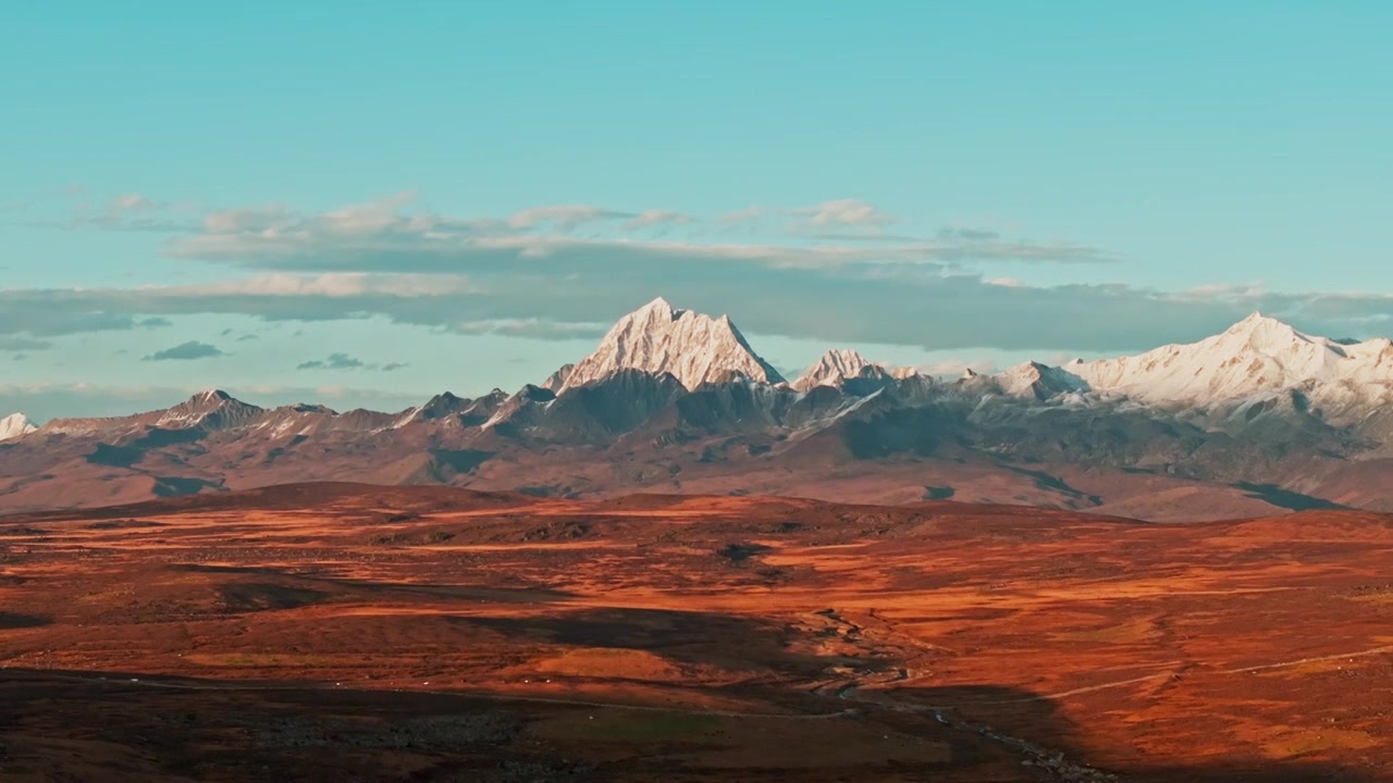 航拍日照雅拉雪山黄昏风光视频素材