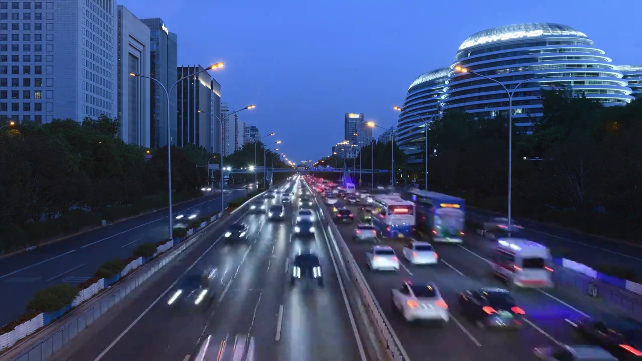 北京地标建筑银河SOHO晚高峰汽车车流延时视频下载