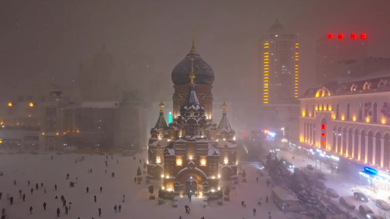 中国黑龙江哈尔滨索菲亚教堂广场雪景航拍视频下载