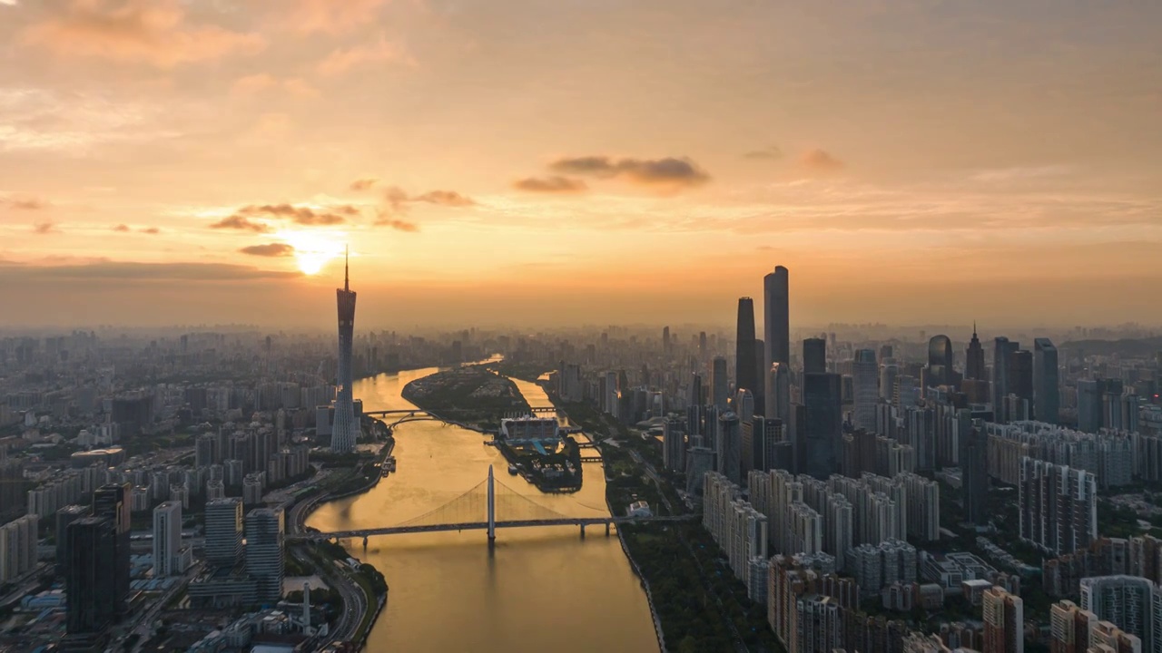 航拍日落晚霞中珠江两岸的广州CBD视频素材