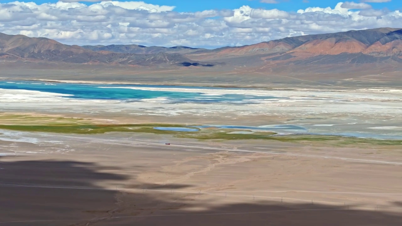 航拍西藏阿里盐湖乡白昼光影风光视频下载