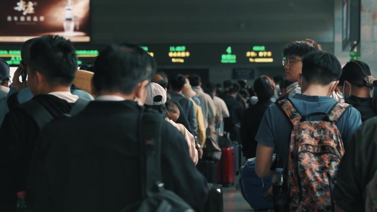 北京西站准备检票的乘客视频下载