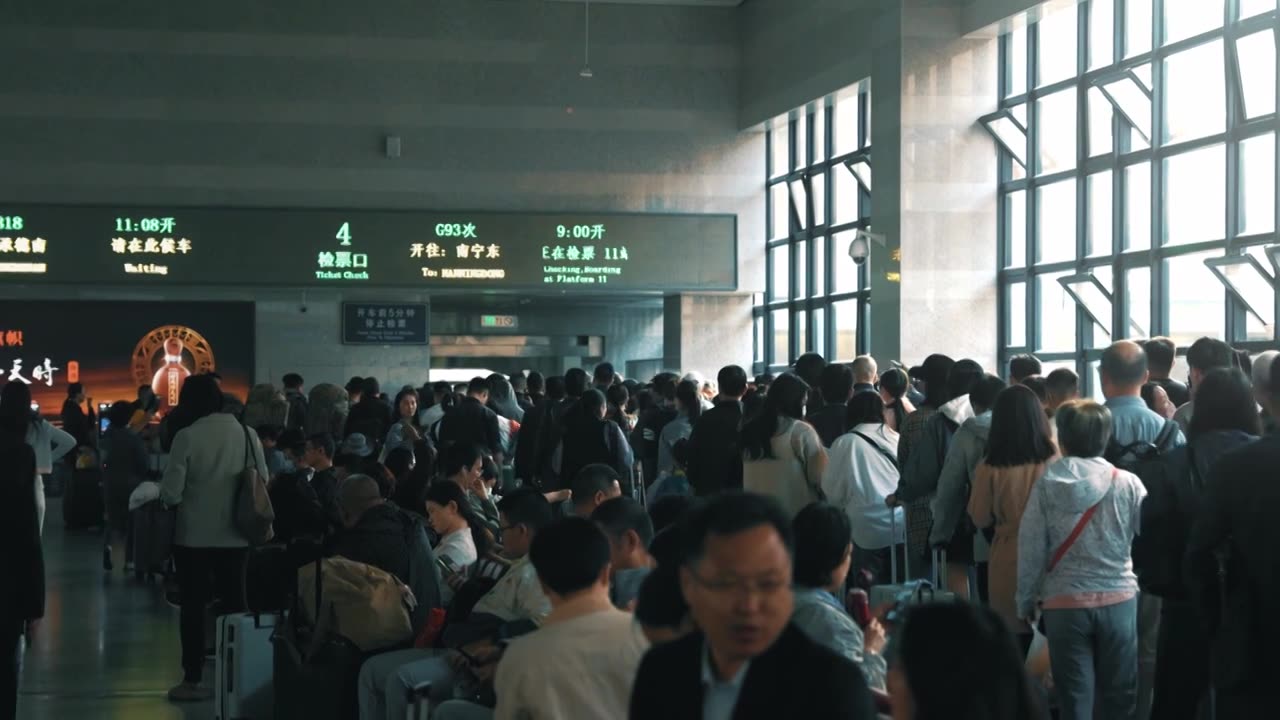 北京西站准备检票的乘客视频下载