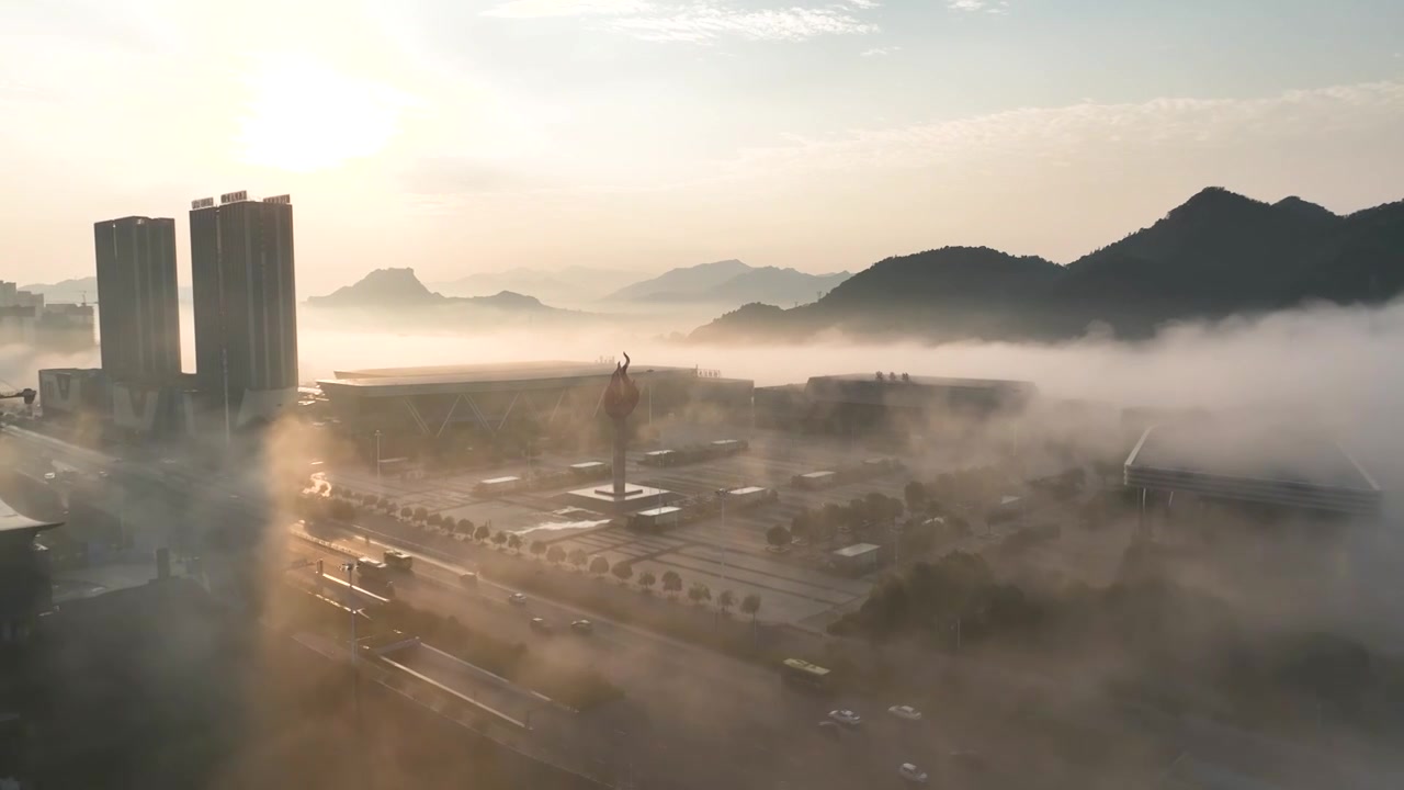 晨雾中的高铁站视频素材