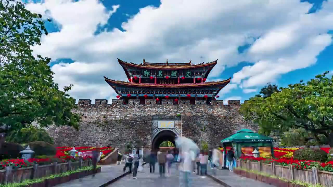 云南大理古城城门游客人群与蓝天白云视频下载