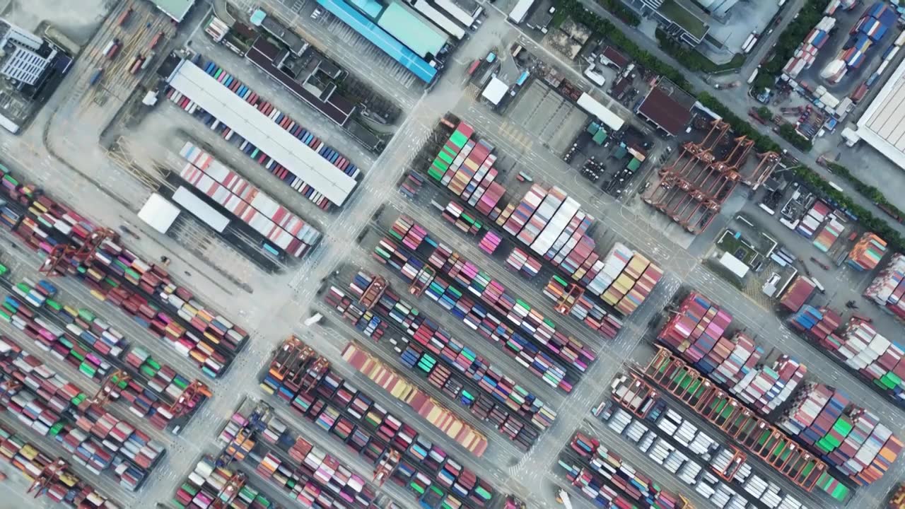 货车在港口忙碌运送集装箱视频素材