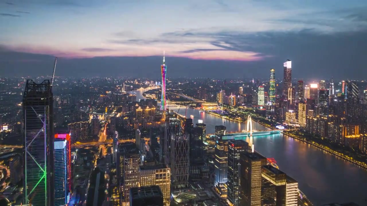 航拍黄昏时的广州琶洲西区、广州塔与珠江对岸珠江新城视频下载