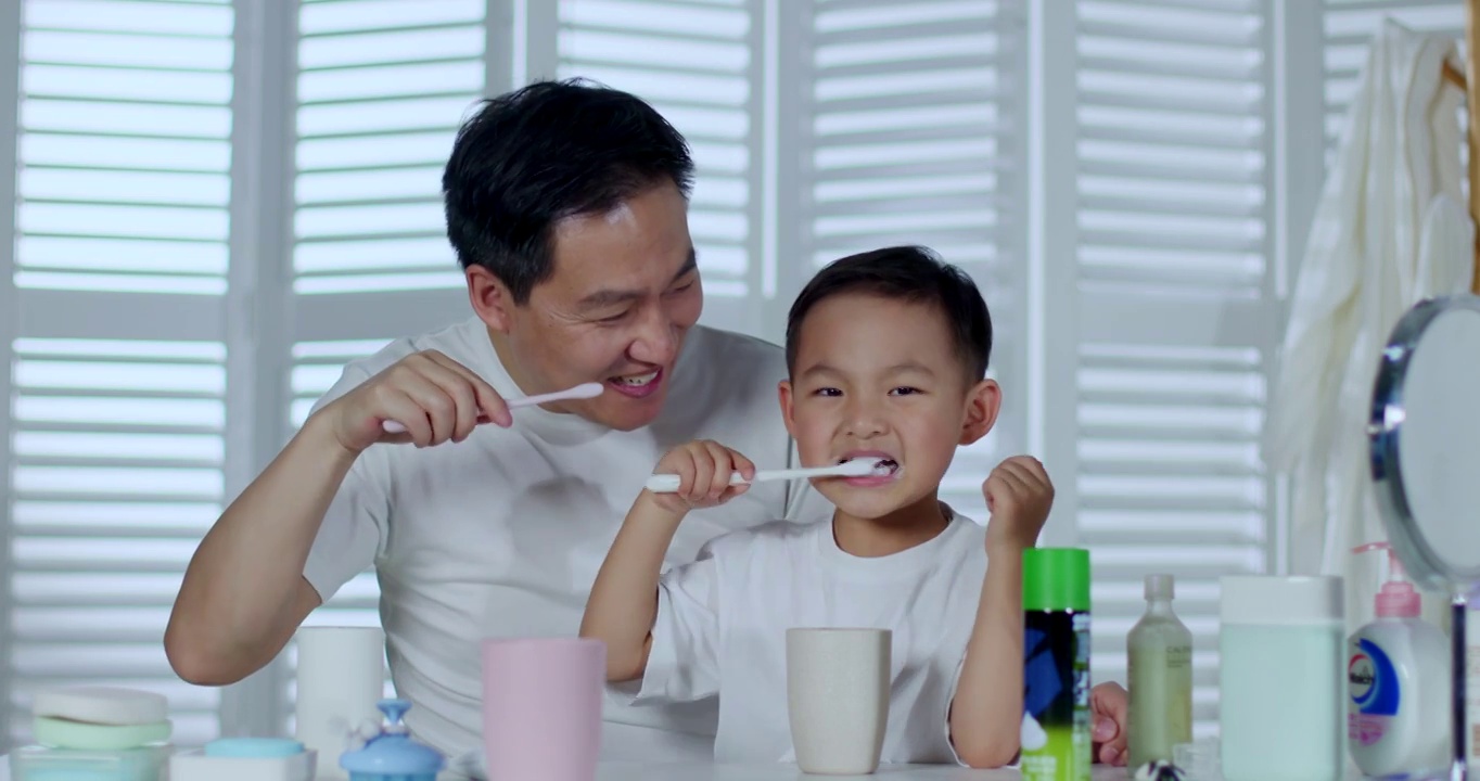 小男孩和爸爸在卫生间里刷牙视频下载