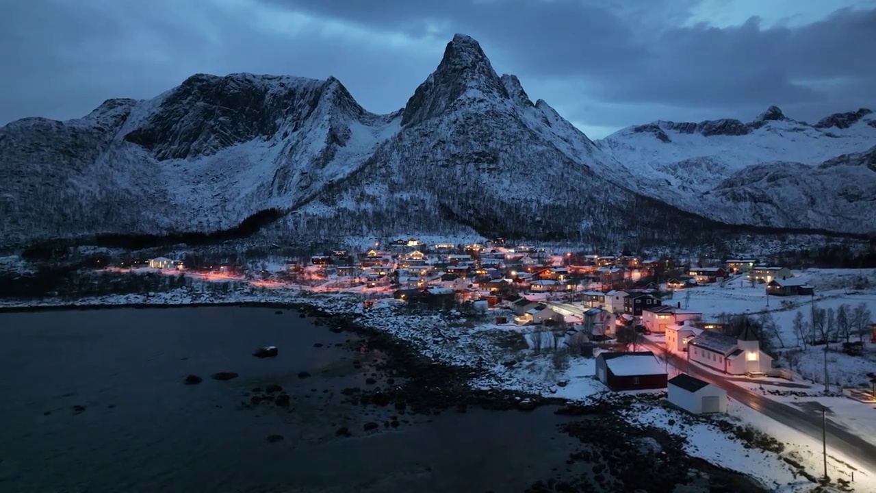 挪威塞尼亚岛的日出日落日照金山蓝调夜景火烧云视频下载