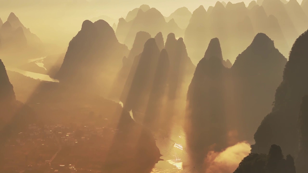 桂林山水日出丁达尔光线美丽的中国风光视频下载