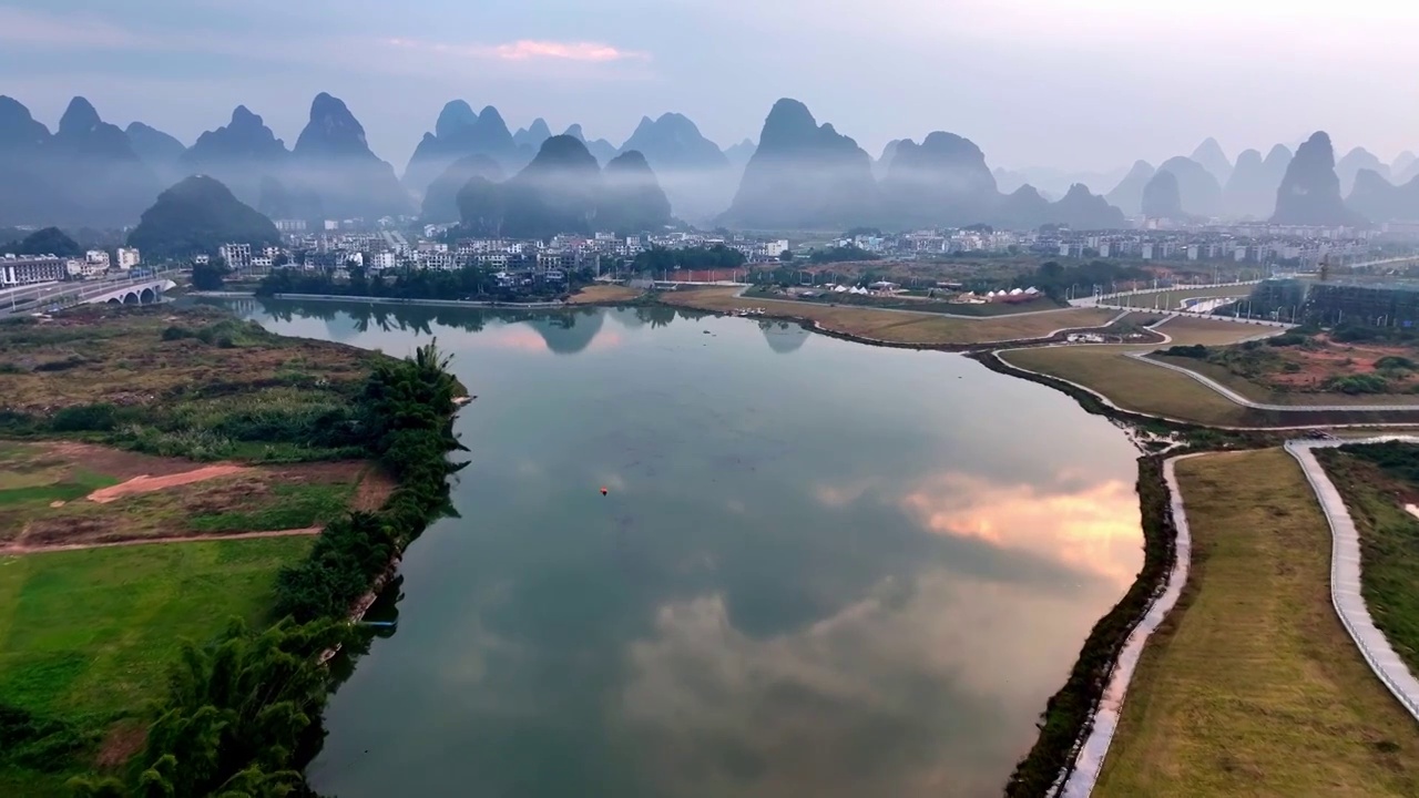 桂林山脉和村落的风光视频素材
