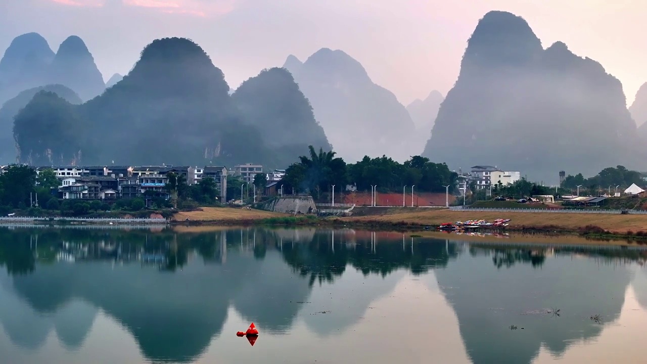 桂林山脉和村落的风光视频下载