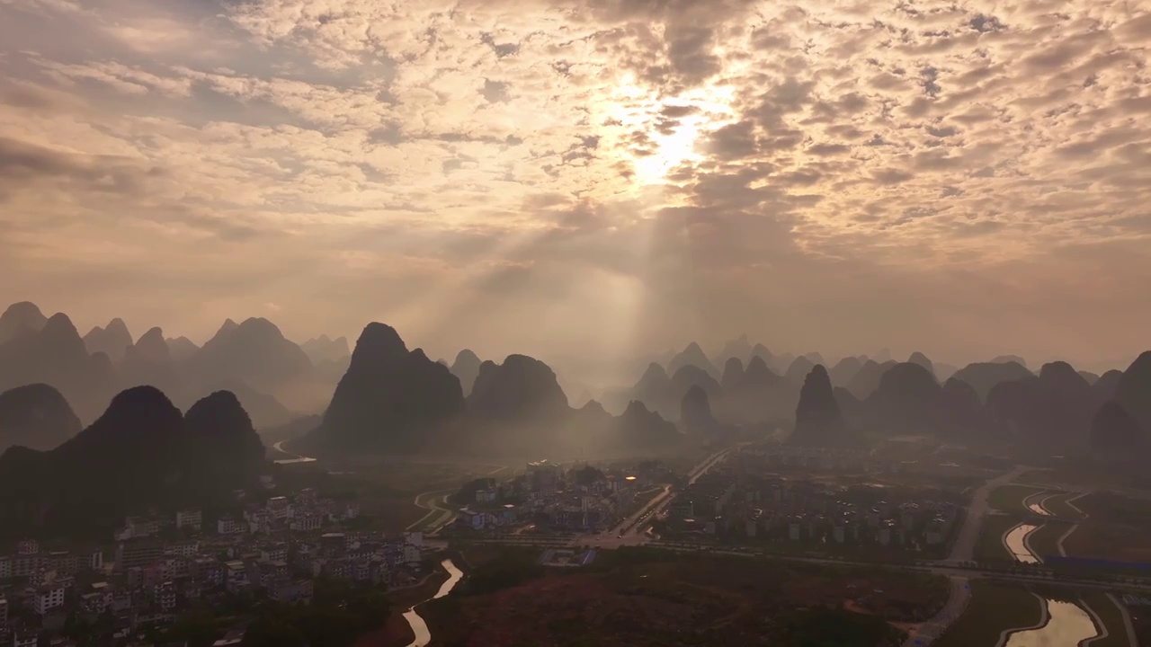 桂林山脉和村落的风光视频素材