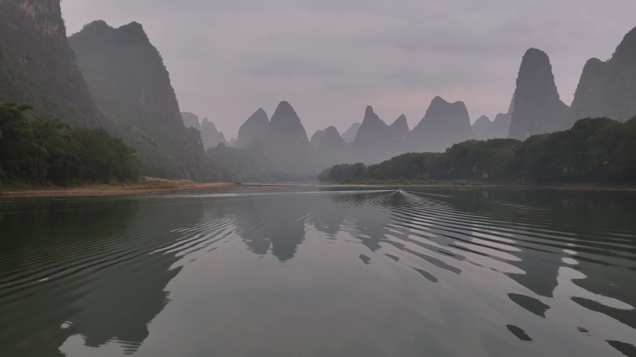 桂林漓江山水倒影的风光视频素材