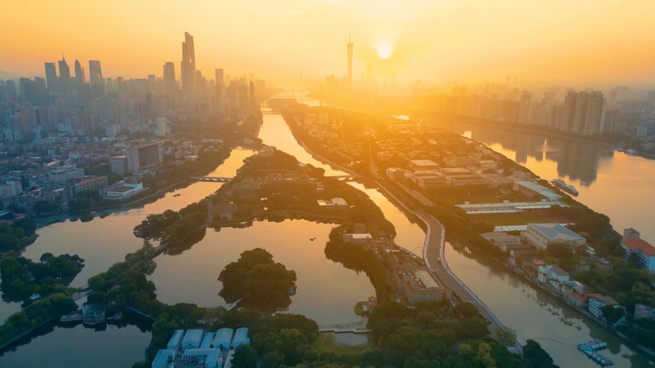 航拍广州日出美景清晨的第一缕阳光，温暖的色彩弥漫在空气中当太阳慢慢地升起，将城市染上了一层金黄的色彩视频素材