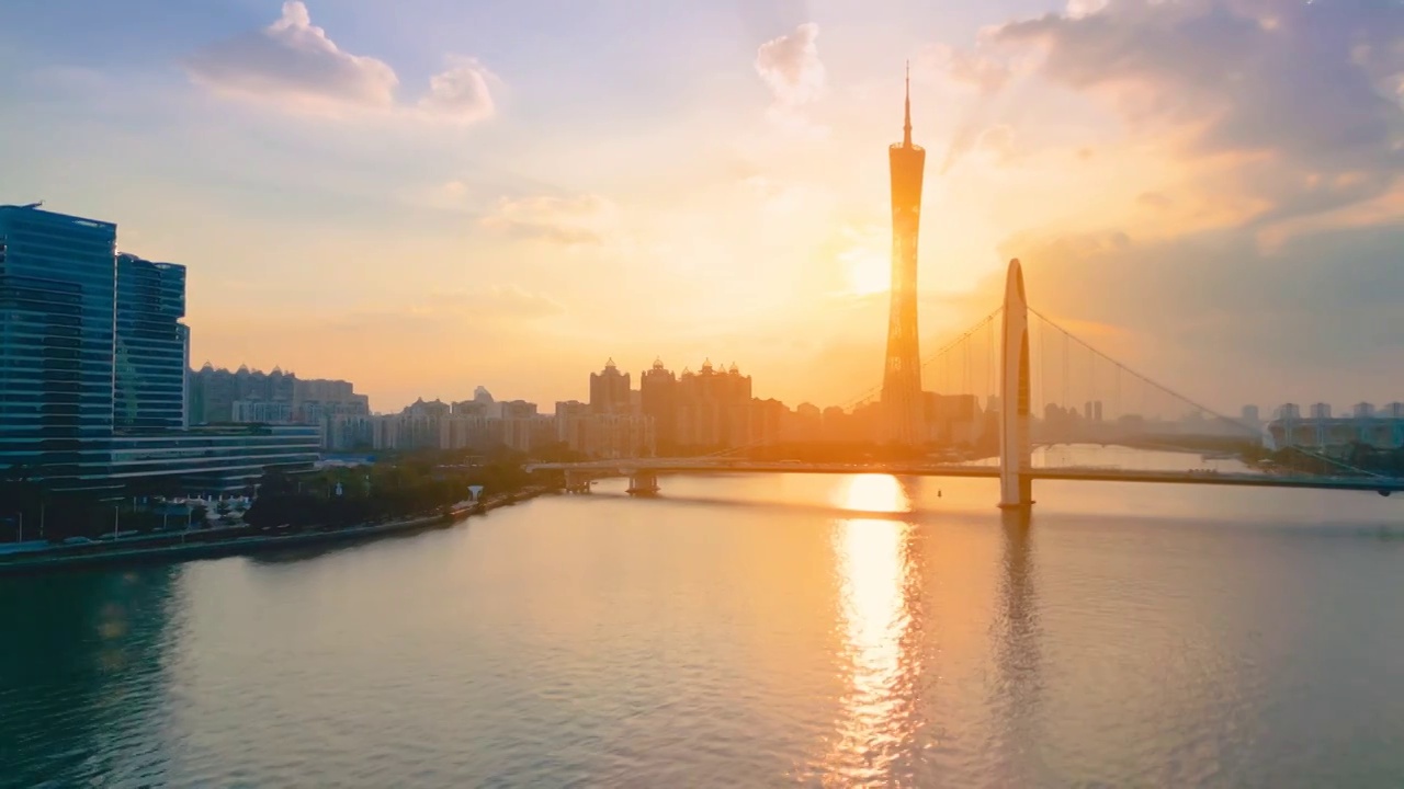 航拍广州日落风光宣传片充满了诗情画意和温馨浪漫的氛围幅尤为壮丽的风景，天空开始呈现出令人惊叹的色彩视频素材