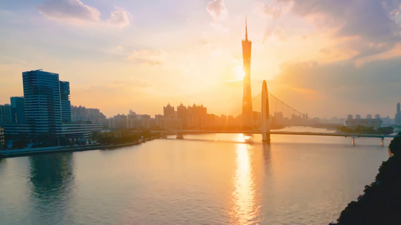 航拍广州日落风光宣传片著名地标广州塔的塔身在黄昏的光线中熠熠生辉，温暖光线让人感受到了无尽宁静和温馨视频素材