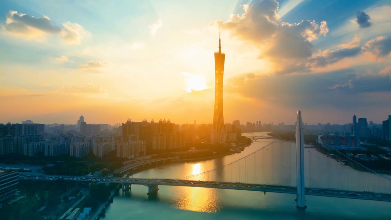 航拍广州日落建筑物在日落的余晖下显得格外醒目，天空光线穿透空气形成一幅透射云端、光芒万丈的壮丽风景视频素材