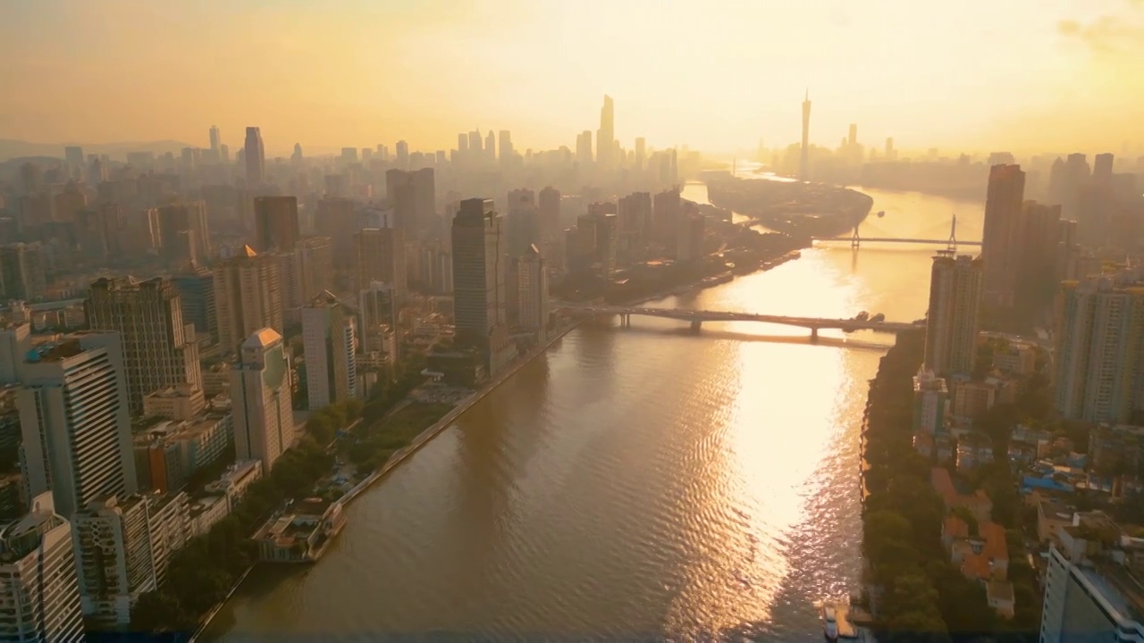 航拍城市日出宣传片温暖的色彩弥漫在空气中将城市染上了一层金黄的色彩，在这个美丽的日出时刻充满诗情画意视频素材