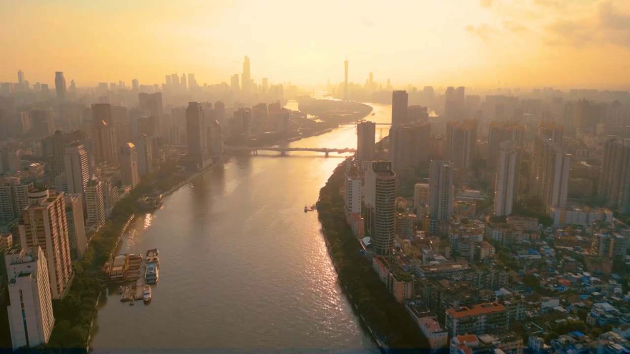 航拍城市日出宣传片温暖色彩弥漫空气中将城市染上一层金黄色彩，市民带着希望梦想和机遇创造属于自己新一天视频下载