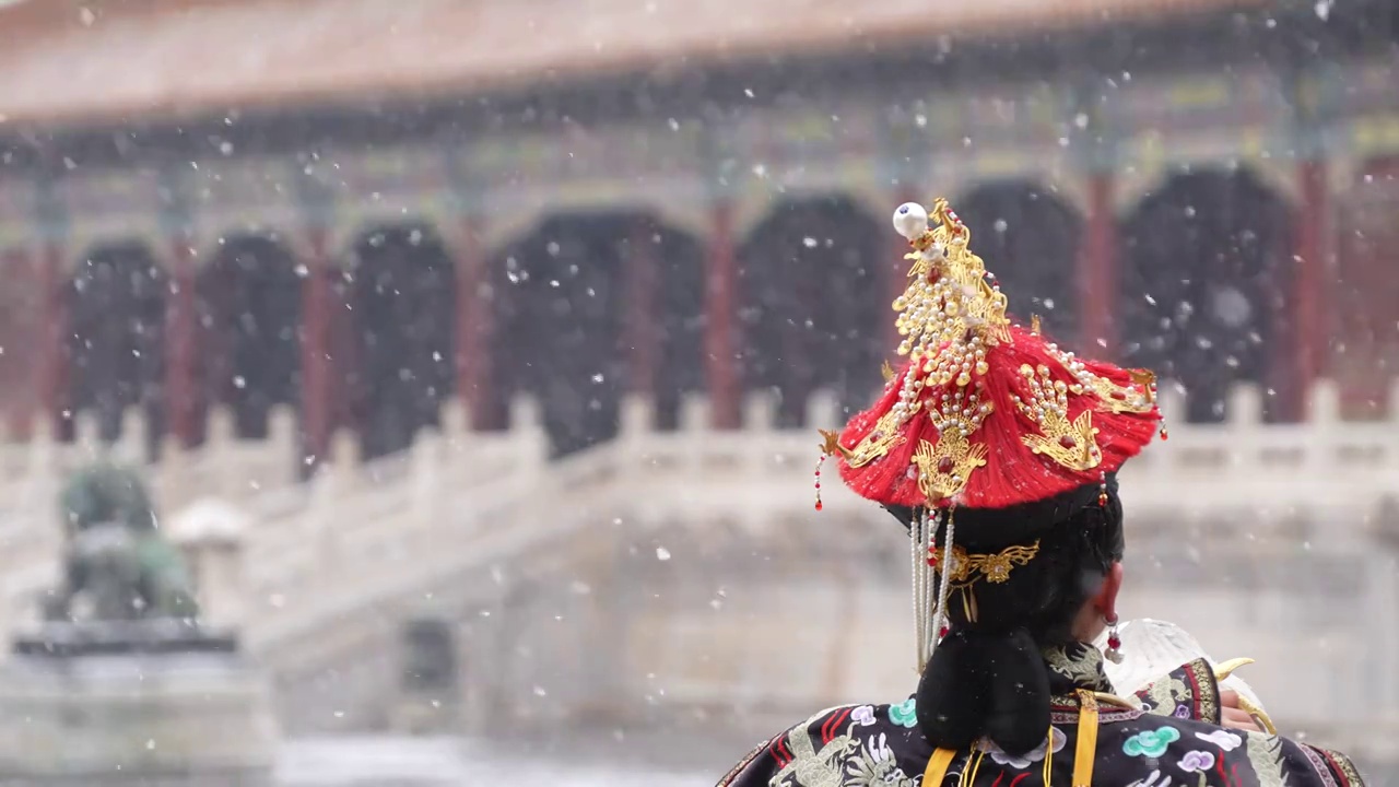 雪中故宫古装人物背影慢镜头视频下载