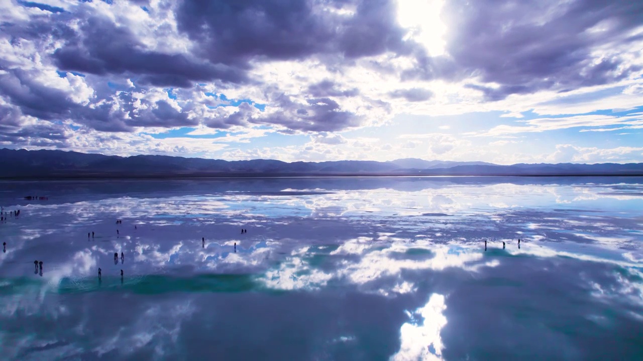 航拍青海茶卡盐湖云景天空之镜美丽风景视频下载