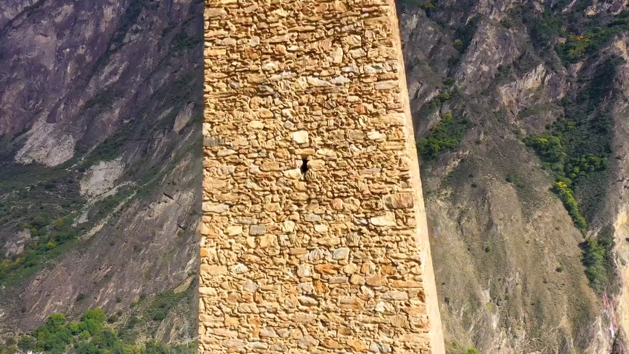 四川省甘孜藏族藏族丹巴县丹巴藏寨碉楼秋色航拍视角视频下载