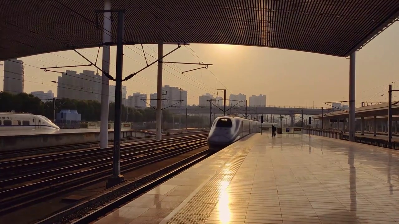 江苏省无锡市火车站站台和谐号高铁风光视频素材